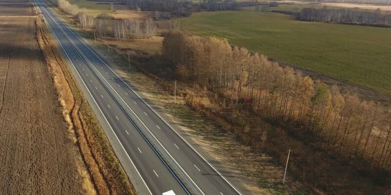 В гей-клубе Екатеринбурга транссексуал спел гимн РФ с ЛГБТ*-флагом. Видео