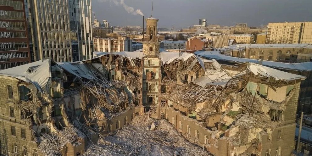 Испания дворец филиппа. Хохрякова тобольск. Московский художественный театр имени а. Памятник достоевскому в москве у библиотеки ленина. Здание 200 лет.