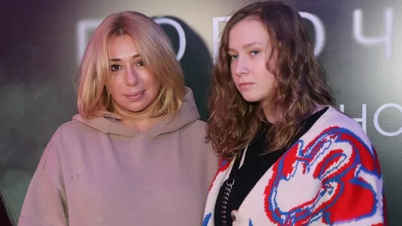 Алена апина биография личная жизнь дочь Певица Алена Апина с 21-летней дочерью Ксенией посетила премьеру фильма режиссер