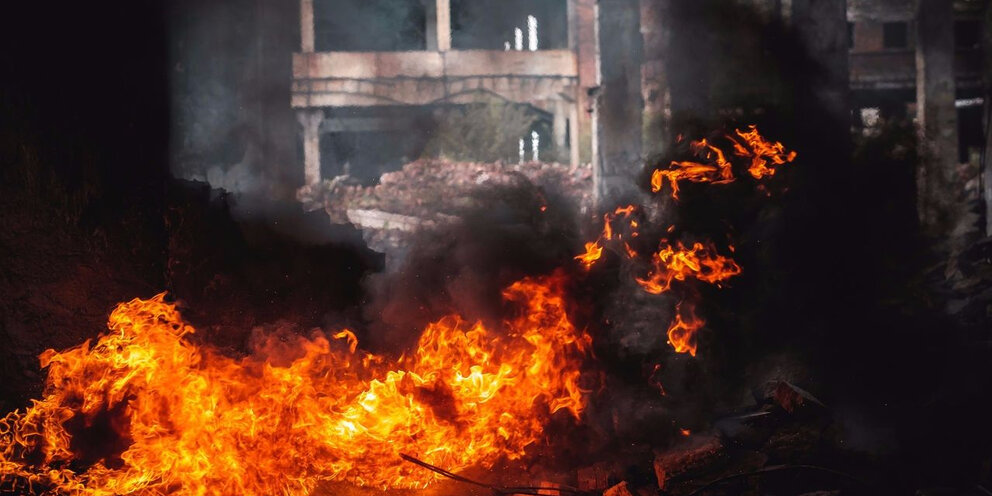 Fire many. Горящая больница фон. Горящий ЦЭХ В Мичуринске