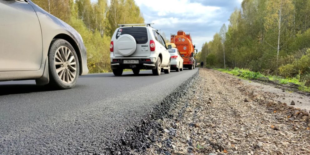 если во время движения по сухой дороге с асфальтобетонным покрытием начал