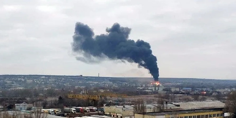 Что за взрывы в орле сейчас. Луганск Нефтебаза 2022 март. Нефтебаза Луганск Руднева.