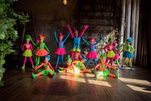 Малыши (дошкольники) танцуют