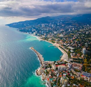 За окном Ялта