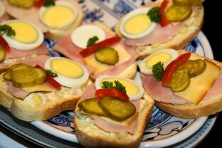 Бутерброды, закуски холодные и горячие.