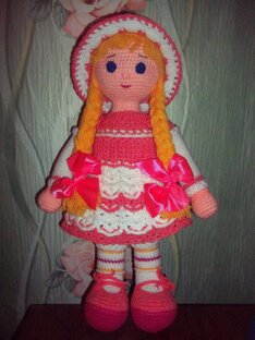 Кукла розочка,размер около 50 см,акрил пряжа,атласные ленты.