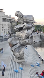 ПАМЯТНИК БЕЗОБРАЗИЮ?