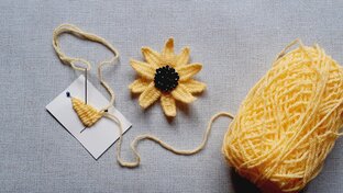 С помощью картона и булавок