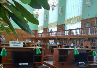 На книжной полке