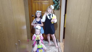 Шью нужные вещи внучкам.