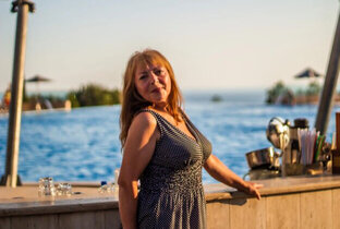 Он поторопился. Она опоздала.