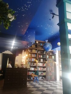 КНига на тумбочке