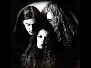 Священники в рясах, играющие death metal