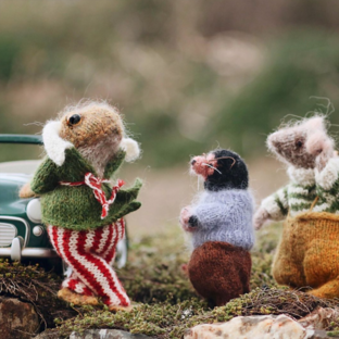 Предметы гардероба для вязаных игрушек