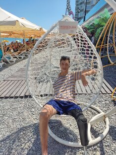 Парень жевет без рук без ног подпишитесь на канал дзен