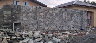 Забор из камня из под фундамента дома 