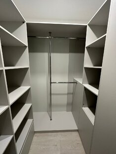 Гардеробная с окном вместо прикроватной тумбы