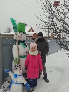 Новогодние фигурки из снега.