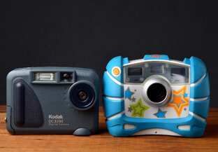 Фотоаппарат, смартфон.