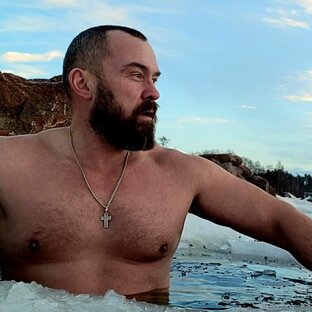 Прорубь. Вода +4, лёд, шуга, мороз и ветер.