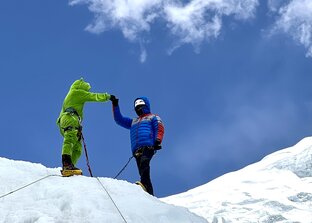 Эверест. Зелёный плюшевый медведь идёт на Эверест. 