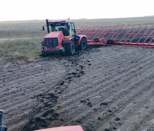 Красный трактор