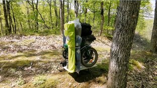 Велопешеход, с велосипедом за плечами