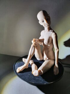 Художественная шарнирная кукла