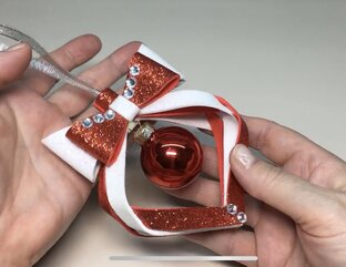 Новогодние игрушки, банты и подарки.