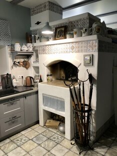 Русская печь с лежанкой в деревенском доме