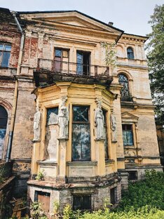 Заброшенные усадьбы и старинные дома.