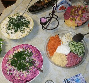 Вкусные салаты на праздник или воскресный обед