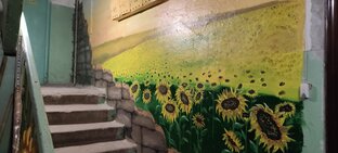 Разрисовываю стены нашего старого подъезда