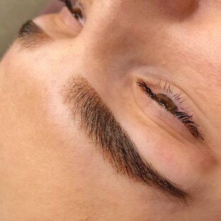 Перманентный макияж бровей 