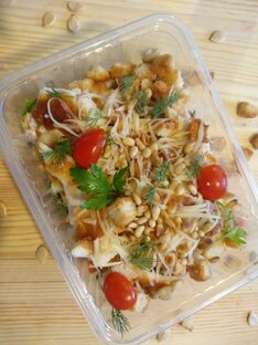 Салат "Цезарь" с луком шалот.