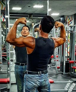 Огромные плечи