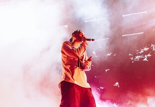 Yanix - поэт, песня - произведение