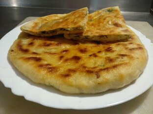 Осетинский пирог с сыром сулугуни и зеленью