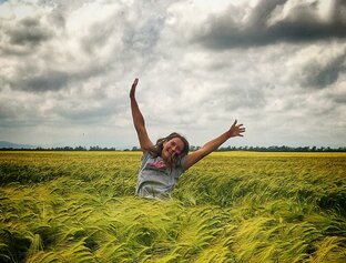 Девушка в зелёном саду🍎 Крым❤️