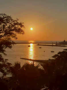 Пляжи и приморские набережные.