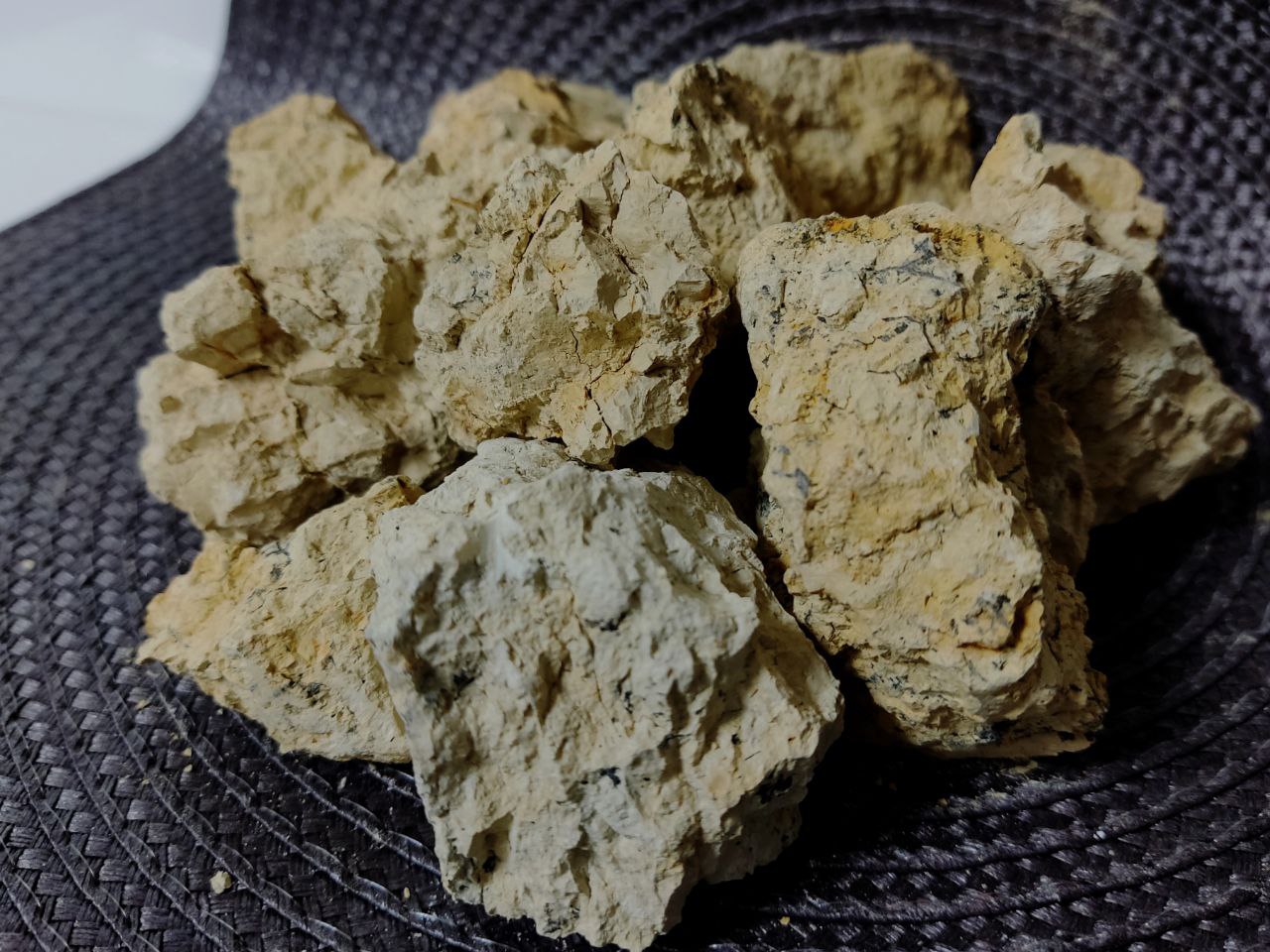 Гулбото глина. Глина желтая пищевая. Съедобная глина. Вкус глины. Глина уральская описание.