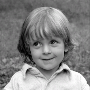 Детские фото известных людей