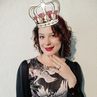 Яна Левашова не снимает корону 