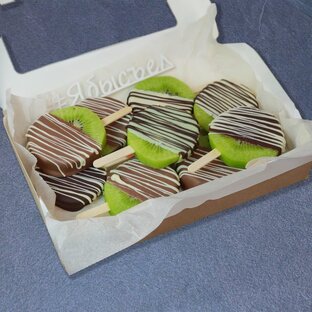 Ягоды и фрукты в шоколаде