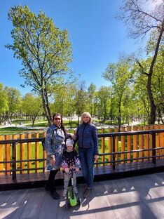 Мне день с утра даёт понять, Что я должна его принять И приголубить, и приветить
