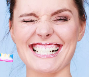 Гигиена или чистка зубов у врача