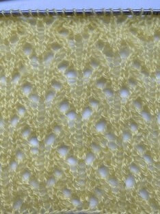 Ажурный палантин спицами.