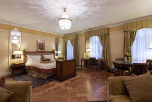 Сервис бронирования отелей.