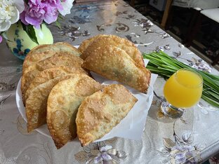 Пирожки, чебуреки.