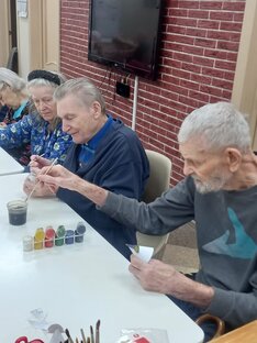 Творческие занятия с пожилыми людьми
